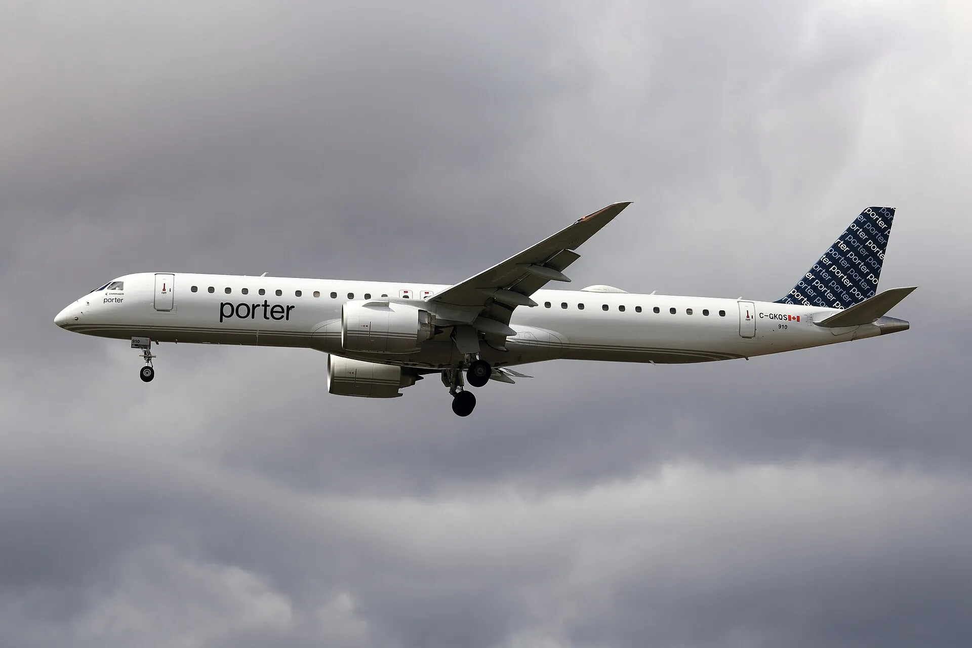 Экипаж Austrian Airlines обнаружил безбилетного пассажира в салоне Embraer E195 перед рейсом в Вену