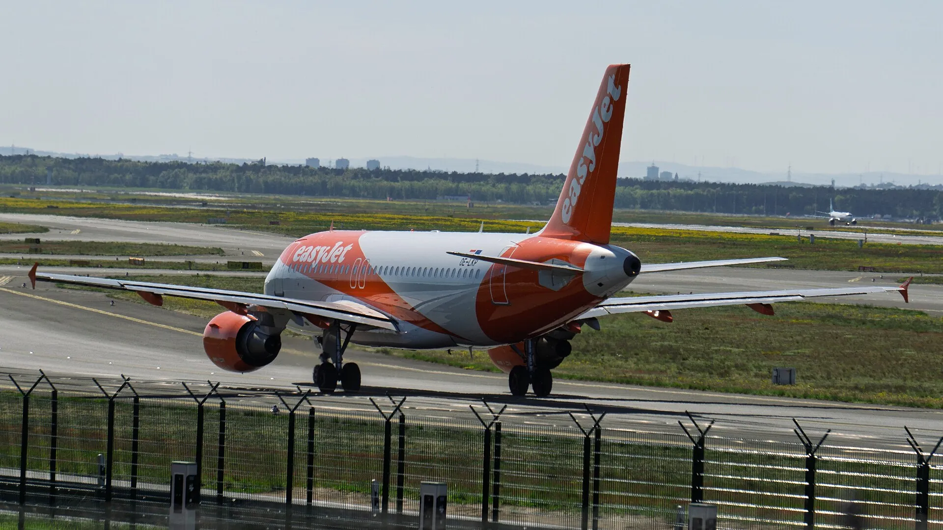 easyJet сокращает рейсы: названы шесть аэропортов, откуда уйдёт перевозчик