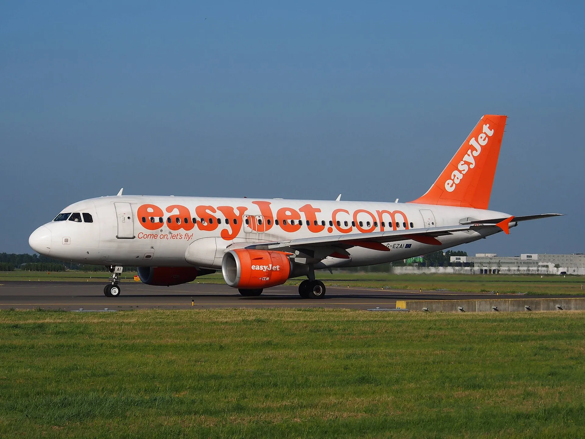 easyJet aircraft taking off — иллюстрация к статье