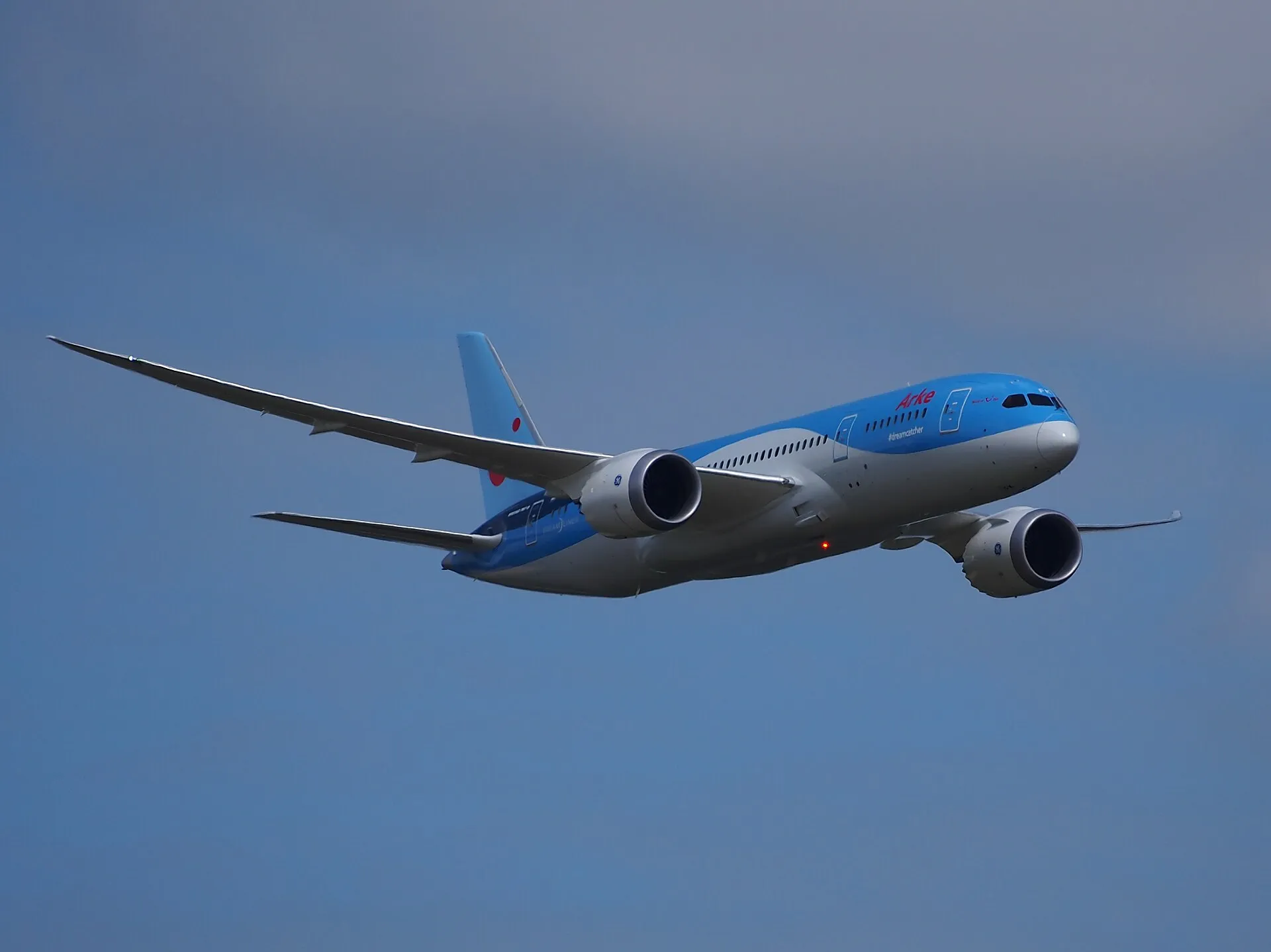 Иллюстрация к статье «Boeing 787 Lufthansa повреждён после складывания носовой стойки»