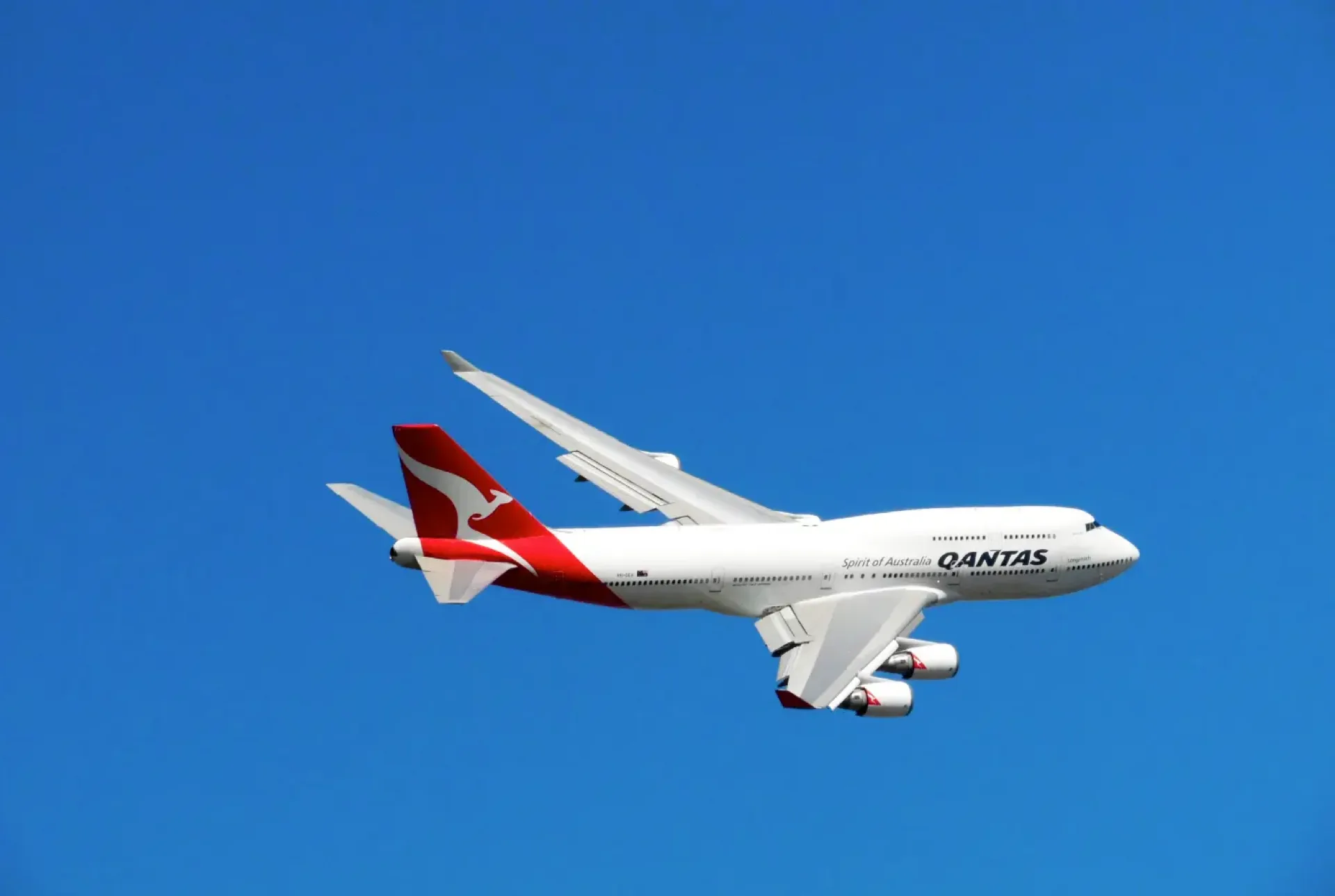 How high does an airplane fly? Commercial jets usually flies between 31,000 and 38,000 feet.
