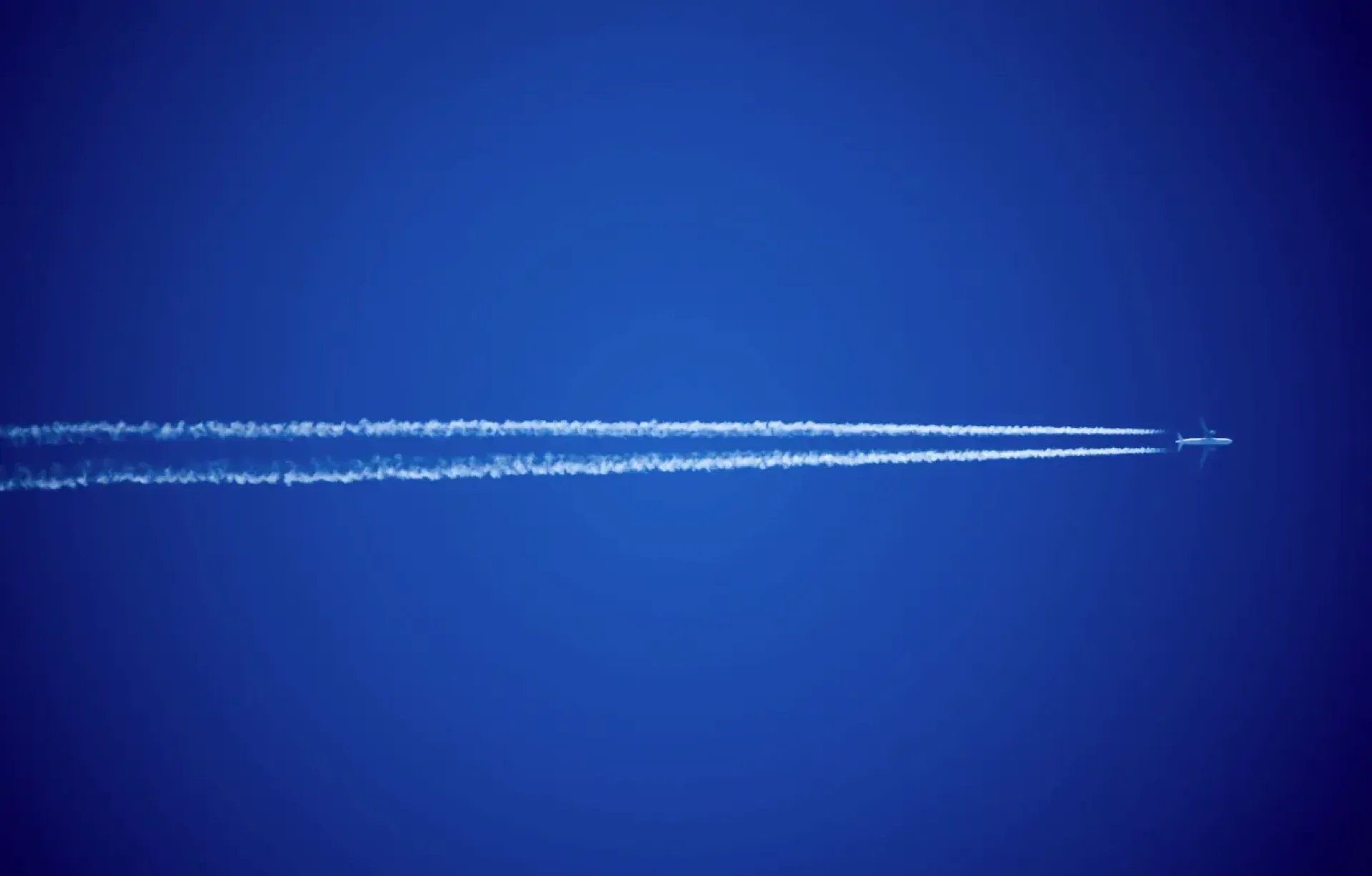 Commercial airliners cannot fly around the world without refueling