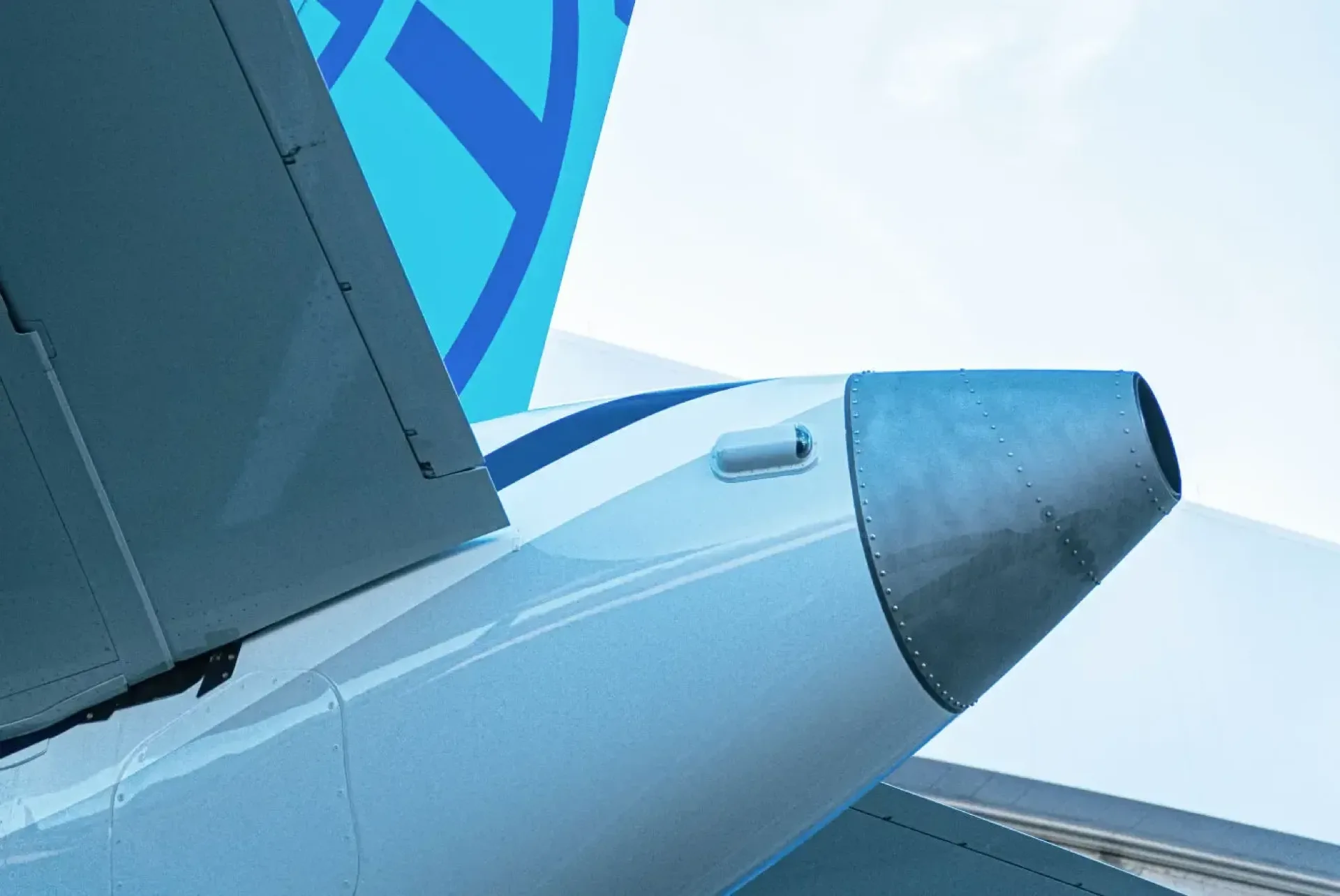 the apu produces power and pressurized air