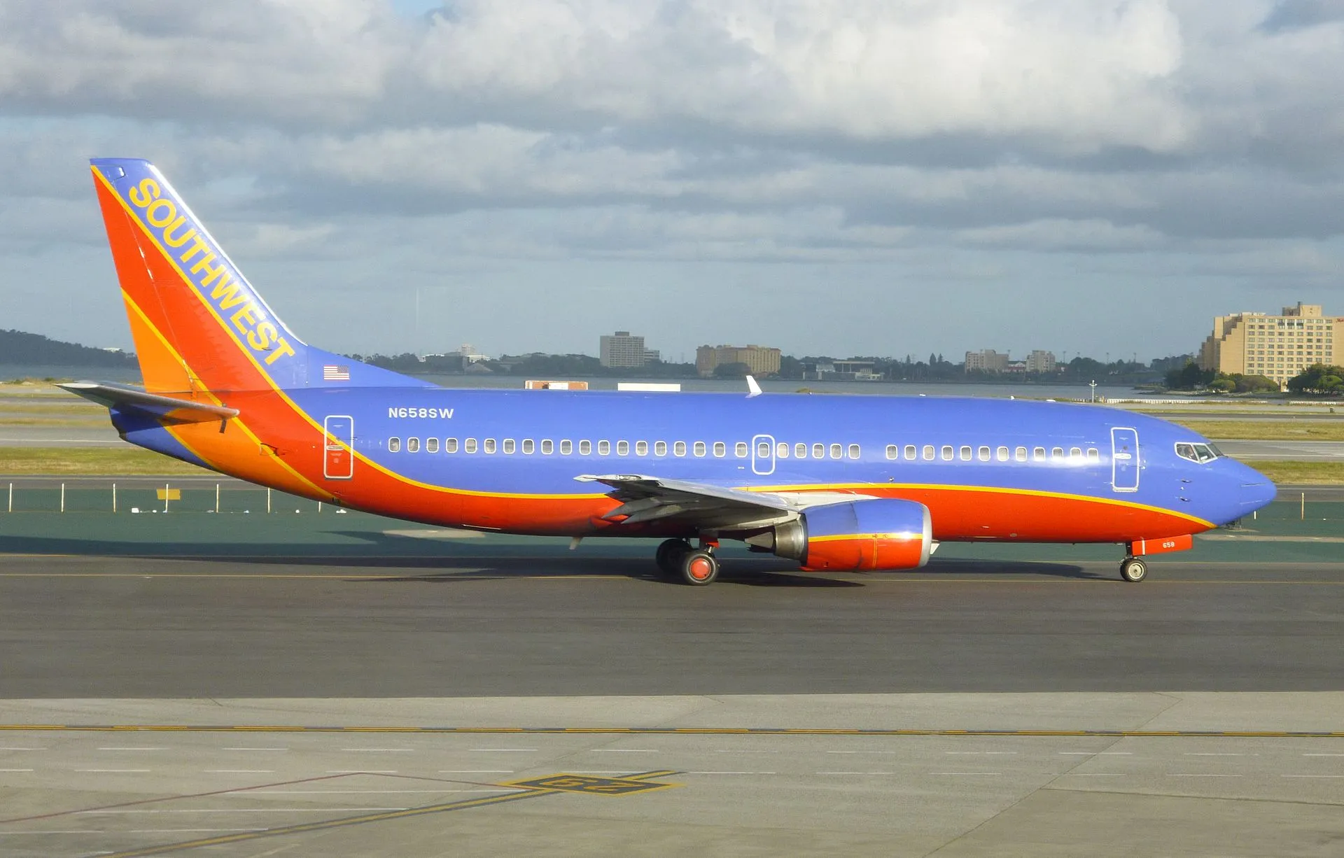 Southwest Airlines’ Independence One livery 737 MAX featuring large stylized "1776" titles and quotations from the Declaration of Independence painted across the fuselage. The ring of stars on the engine cowlings is meant to evoke Betsy Ross’ original flag. — иллюстрация к статье